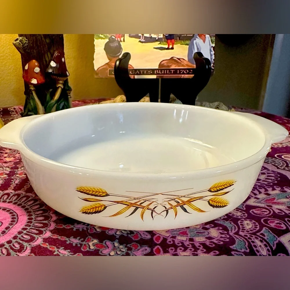 Anchor Hocking Fire-King #450 Wheat Pattern 8.5” Round Baking Dish/Cake Pan